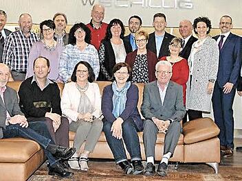 Die Mitarbeiter, die vor 25 und 40 Jahren eintraten, mit Geschäftsführer Erik Stammberger (3.v.r.) und seiner Frau Andrea (rechts, daneben) sowie IHK-Geschäftsführer Siegmar Schnabel (rechts). Foto: ake