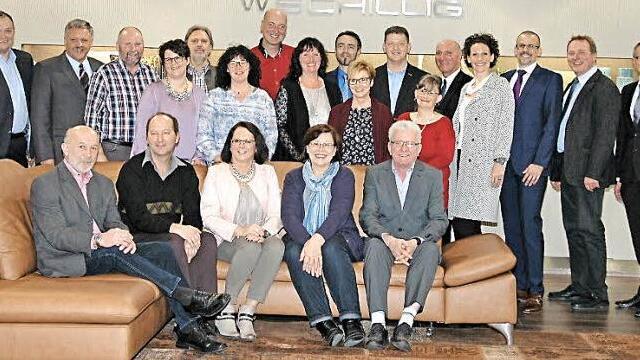 Die Mitarbeiter, die vor 25 und 40 Jahren eintraten, mit Geschäftsführer Erik Stammberger (3.v.r.) und seiner Frau Andrea (rechts, daneben) sowie IHK-Geschäftsführer Siegmar Schnabel (rechts). Foto: ake