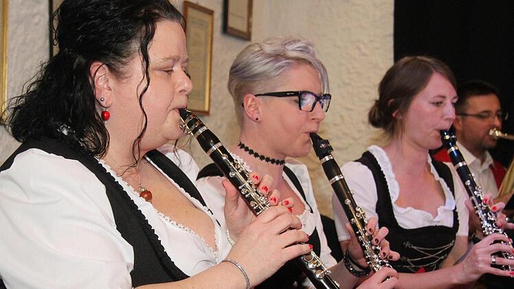 Mit voller Konzentration sorgten die Kasendorfer Musikanten für gute Unterhaltung nach böhmischem Vorbild.