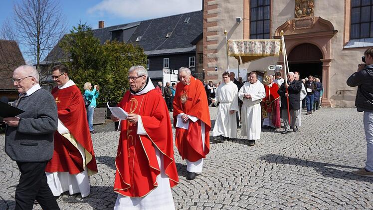 Das Kreuz wurde beim Hochfest Kreuzauffindung in der Prozession um die Klosterkirche getragen. Gefeiert wurde das Fest mit einem Pontifikalamt mit Bischof Friedhelm Hofmann.  Foto: Marion Eckert