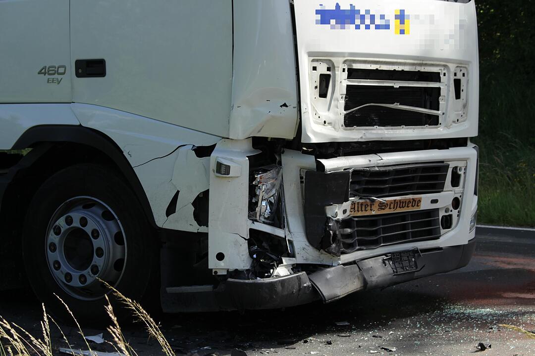 Schwerverletzter bei Frontalzusammensto§ - Autofahrer Ÿbersieht bei †berholmanšver entgegenkommenden Lkw