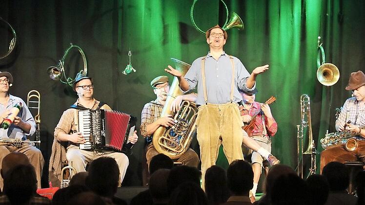Auch das zweite Gastspiel binnen zwei Jahren brachte Freudentränen in den Reh-Saal: Die fränkische Band "häisd'n‘daisd" spielte vor vollem Haus.  Foto: Bertram Wagner
