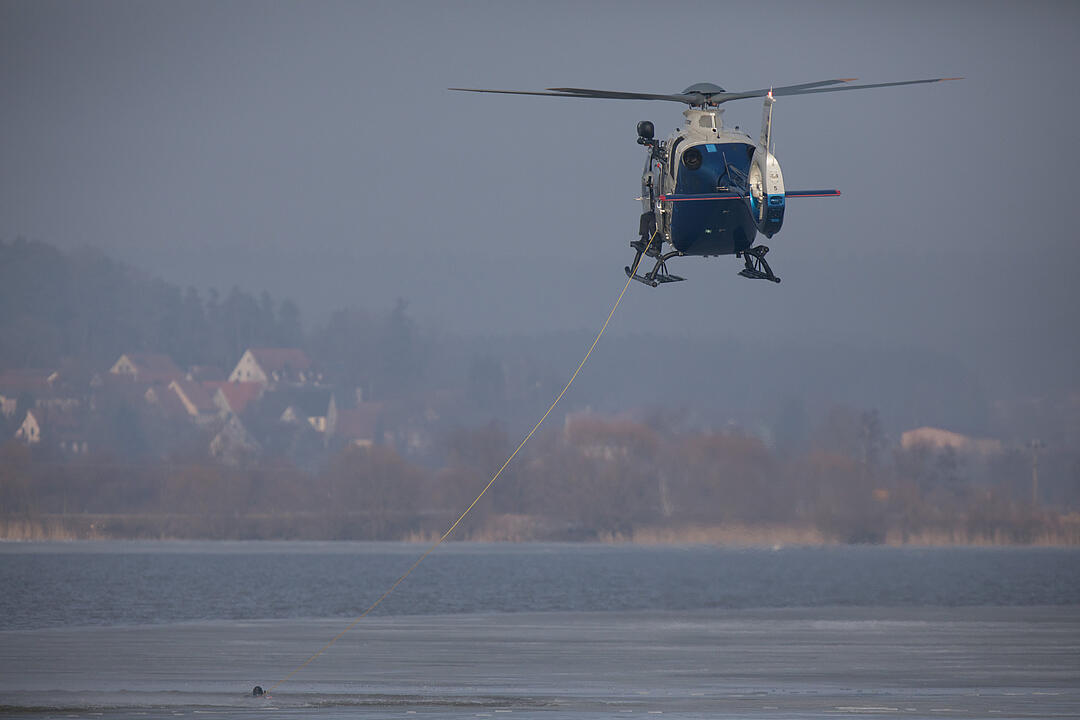 Person bricht in Altmühlsee ein