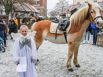 Die Blaicher Weihnacht hatte für alle etwas zu bieten: Christkind Hanna Salzer eröffnete den Markt.Stephan Stöckel