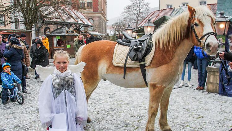 Die Blaicher Weihnacht hatte für alle etwas zu bieten: Christkind Hanna Salzer eröffnete den Markt.Stephan Stöckel