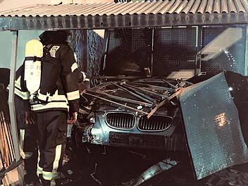 Der 20-Jährige schrammte mit seinem BMW an einer Hausmauer entlang und fuhr einen Stromverteilerkasten  um. Fotos: Kreisbrandinspektion Erlangen-Höchstadt
