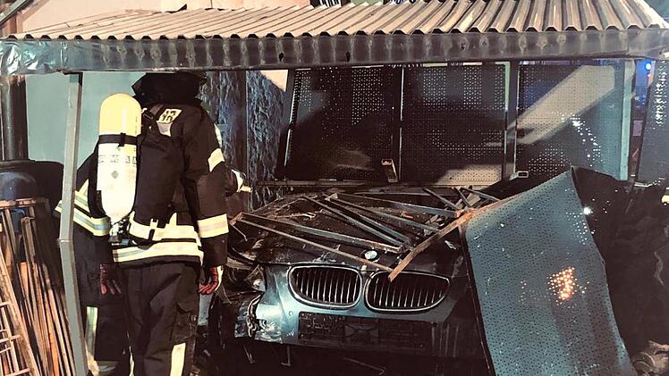 Der 20-Jährige schrammte mit seinem BMW an einer Hausmauer entlang und fuhr einen Stromverteilerkasten  um. Fotos: Kreisbrandinspektion Erlangen-Höchstadt