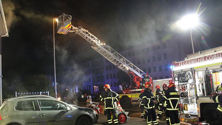 Feuer in Mehrfamilienhaus in Coburg