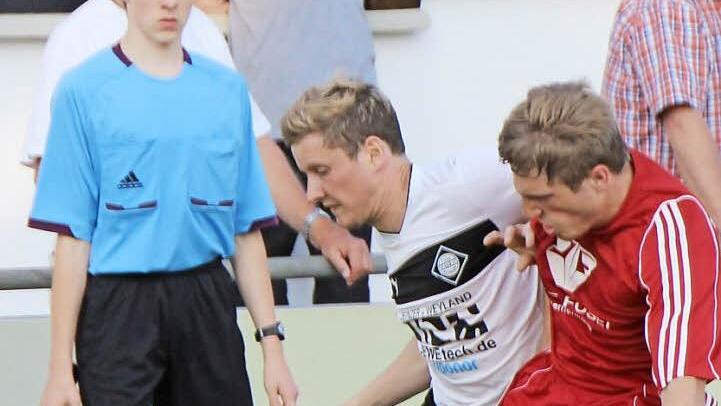 Der Kitzinger Oliver Stark kämpft unter den Augen von Assistent Konstantin Burtz mit dem Memmelsdorfer Andreas Hartmann um den Ball. Fotos: Thomas