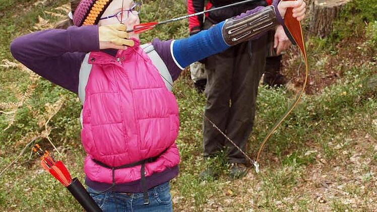 Die achtjährige Maja aus Oberreichenbach bei Herzogenaurach zielt hier auf eine Tierattrappe, wobei ihr Vater gespannt zuschaut.