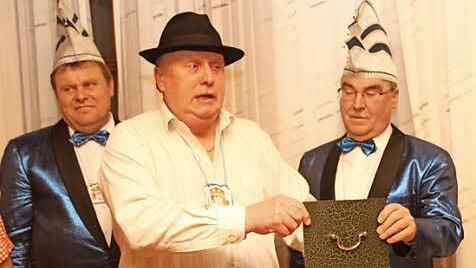 Mit gemischten Gefühlen gab Bürgermeister Willi Sendelbeck seine Kasse an Sitzungspräsident Dieter Fürth (rechts).