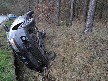 Auf regennasser Fahrbahn ist eine 33-jährige Pkw-Fahrerin am Samstagnachmittag zwischen Weisendorf und Hammerbach von der Fahrbahn abgekommen und mit ihrem Wagen im Graben gelandet. Sie wurde dabei leicht verletzt. Fotos: Roland Meister