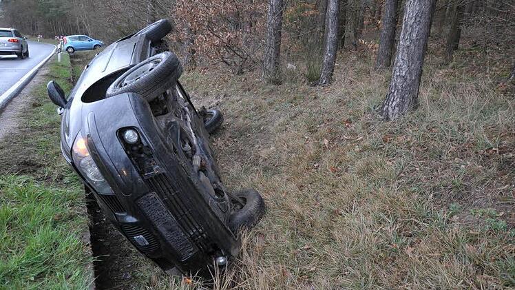 Auf regennasser Fahrbahn ist eine 33-jährige Pkw-Fahrerin am Samstagnachmittag zwischen Weisendorf und Hammerbach von der Fahrbahn abgekommen und mit ihrem Wagen im Graben gelandet. Sie wurde dabei leicht verletzt. Fotos: Roland Meister