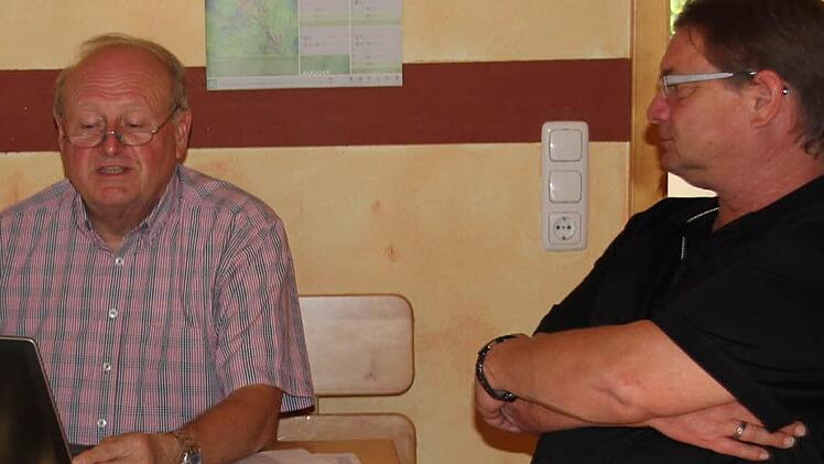 Andreas Raab (links im Bild) aus Zapfendorf ist einer der Interviewer, die im Auftrag des Statistik-Bundes- und -Landesamt die Bewohner ausgewählter Haushalte nach Lebens- und Einkommenssituation befragen. So auch einen, der mit Gegenfragen konterte, um damit einen ganzen Behörden-Apparat in Aktion zu versetzen: Unser Redakteur Ralf Kestel (rechts).Foto: Birgit Kestel