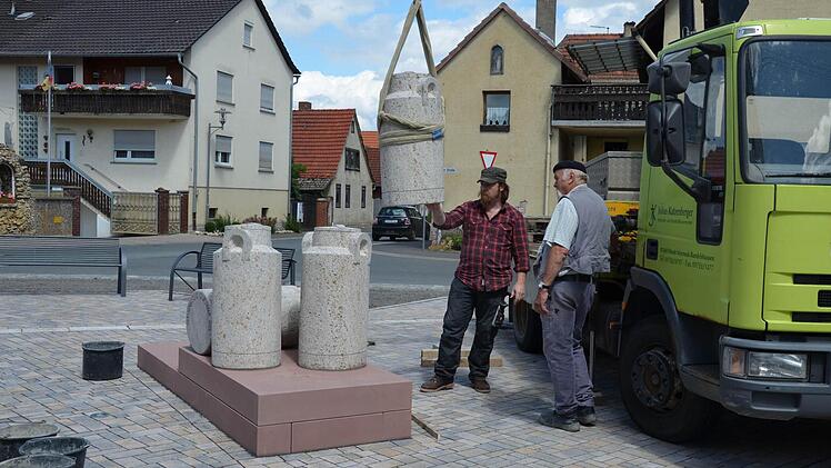 Aufbau des Kunstwerks in Gauaschach  Foto: Jana Keul