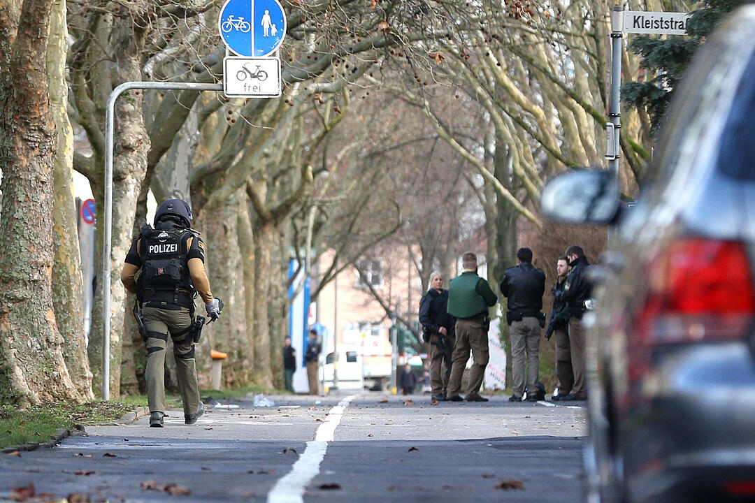 SEK-EInsatz in Schweinfurt unblutig beendet - Zwei Schuetzen festgenommen