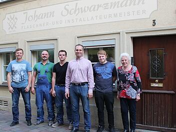 Markus Senger (Dritter von rechts), der neue Geschäftsführer der Firma Johann Schwarzmann, mit seinem Kompagnon Christian Erhard (links) und seinem Team sowie der Seniorchefin Annemarie Schwarzmann (rechts).  Foto: Barbara Pittner