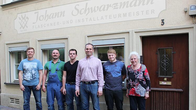 Markus Senger (Dritter von rechts), der neue Geschäftsführer der Firma Johann Schwarzmann, mit seinem Kompagnon Christian Erhard (links) und seinem Team sowie der Seniorchefin Annemarie Schwarzmann (rechts).  Foto: Barbara Pittner