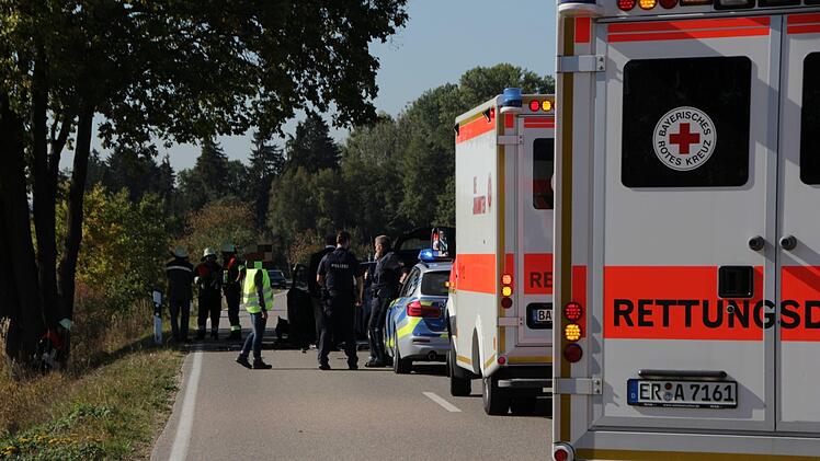 Zwischen Frimmersdorf und Dutendorf im Landkreis Erlangen-Höchstadt sind am Freitagmittag während eines Überholvorgangs zwei Pkw zusammengestoßen. Foto: Christian Bauriedel