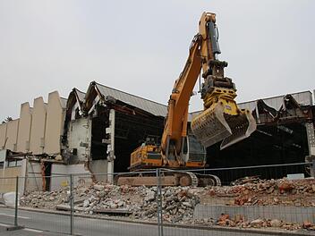 Langsam arbeitet sich der Bagger ins Innere der Halle vor.Foto: Ulrike Nauer