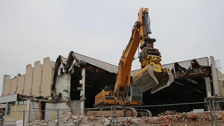 Langsam arbeitet sich der Bagger ins Innere der Halle vor.Foto: Ulrike Nauer