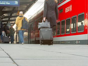 F&uuml;r Reisende und Pendler wird die Fahrt mit der Bahn oft zur Geduldsprobe. Foto: Archiv/Stephan Grossmann