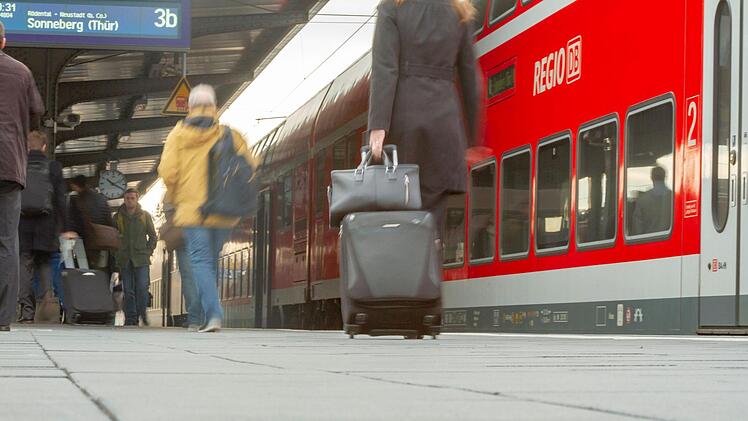 F&uuml;r Reisende und Pendler wird die Fahrt mit der Bahn oft zur Geduldsprobe. Foto: Archiv/Stephan Grossmann