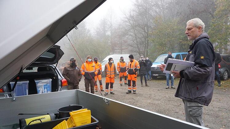 Afrikanische Schweinepest: Der Landkreis Bad Kissingen will für den  Ernstfall gut gerüstet sein. Mitarbeiter der Straßenmeisterei Oerlenbach  wurden praktisch ausgebildet. Bad Kissingens Veterinäramtsleiter Dr.  Thomas Koy übernahm die Unterweisung. Foto: Marion Eckert