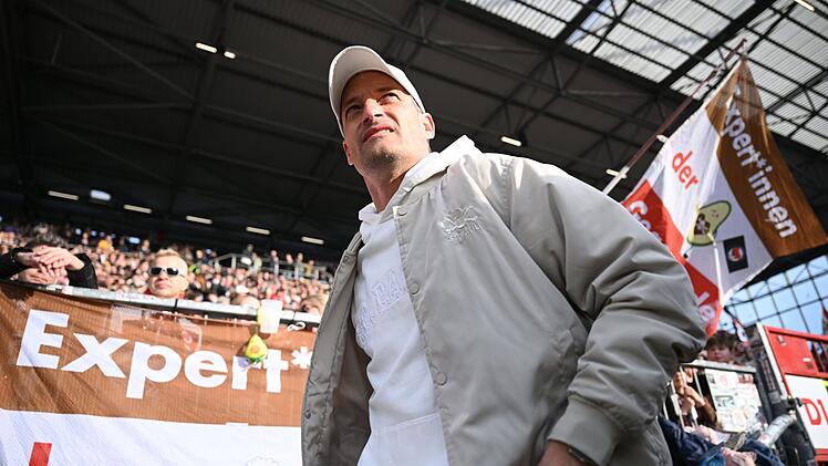 St. Pauli-Trainer Alexander Blessin k&auml;mpft in der Saison 2025/2026 gegen den Abstieg des Kiezclubs. Die NDR-Doku geht jedoch weniger aufs sportliche Geschehen ein, sondern erz&auml;hlt die interne Aufarbeitung der schwierigen Geschichte des Vereins.