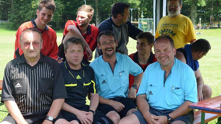 Gute Laune verspr&uuml;hten auch die Unparrteiischen um (vorne, von links) Manfred Schmitt, J&uuml;rgen N&ouml;th, J&uuml;rgen B&uuml;ttner und Klaus Faulstich.