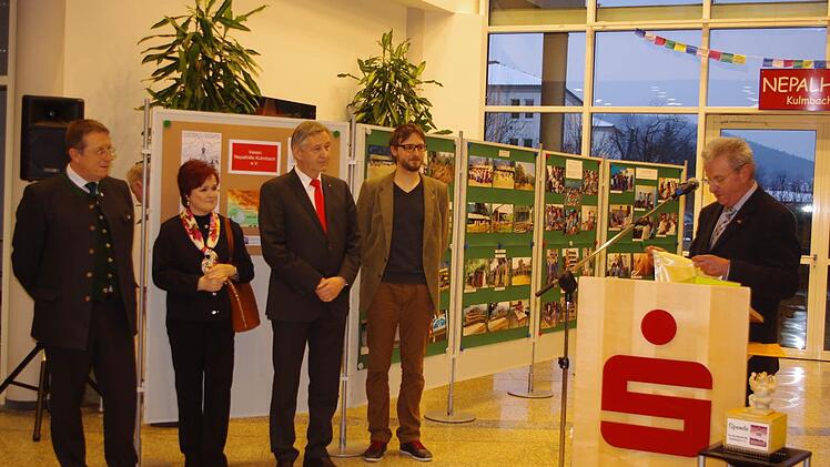 1. Vorsitzender Peter Pöhlmann (rechts) gewährte detaillierte Einblicke in Land, Leute und die Lebensumstände in Nepal. Mit im Bild sind (von links) Kulmbachs Oberbürgermeister Henry Schramm, Kulmbachs stellvertretende Landrätin Christina Flauder, Vorstandsvorsitzender Dr. Klaus-Jürgen Scherr und Schriftführer Andreas Rebhan.