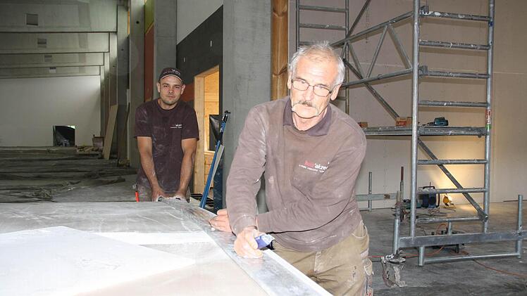 Sachverstand im Haus: Mitarbeiter der Firma Holzakzente haben einen großen Teil des Innenausbaus selbst erledigt.  Fotos: Ralf Ruppert