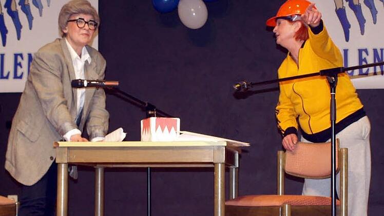 Edel Deckelmann (r.) tauchte in einem Sketch als arbeitsloser Baggerfahrer im Arbeitsamt bei Gitte Schlee auf.