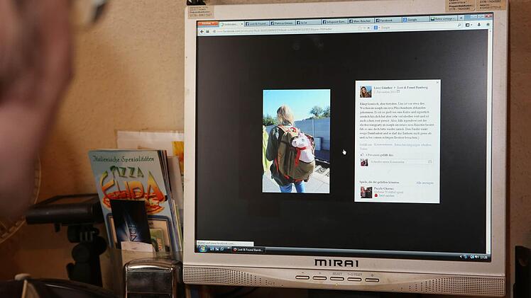 Das rosa Plüscheinhorn, das am Rucksack befestigt ist, suchte jemand in der Gruppe "Lost & Found".