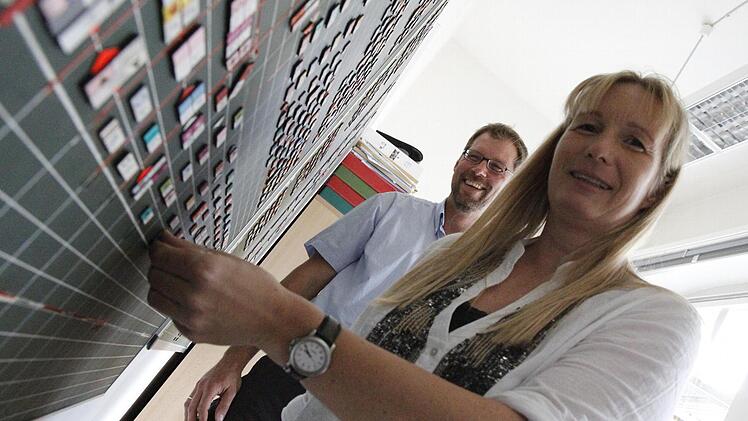 Sie sind diejenigen, die am größten Gymnasium in Bamberg dafür sorgen, dass der Stundenplan passt: Uschi Roeske und Joachim Krebs Foto: Sebastian Martin