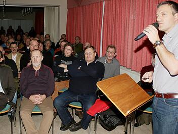 Willi Balkie (rechts) referierte bei einer Infoveranstaltung zur Südlink-Trasse vor 100 Interessierten. Sinntals Bürgermeister Carsten Ullrich war auch unter den Zuhörern.  Foto: Steffen Vetter