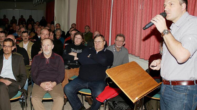 Willi Balkie (rechts) referierte bei einer Infoveranstaltung zur Südlink-Trasse vor 100 Interessierten. Sinntals Bürgermeister Carsten Ullrich war auch unter den Zuhörern.  Foto: Steffen Vetter