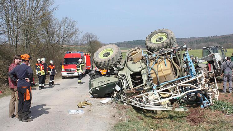 Traktorunfall bei Hausen.  Foto: Robert Huger