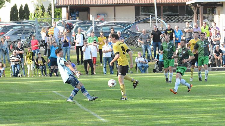 Szene aus dem Relegations-Hinspiel des FC Thulba (gelbe Trikots) gegen den TSV Forst (0:3). Foto: ssp