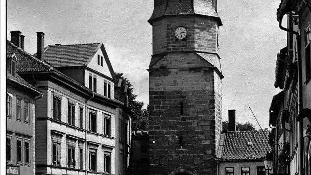Ketschentor mit fast leerem Säumarkt.