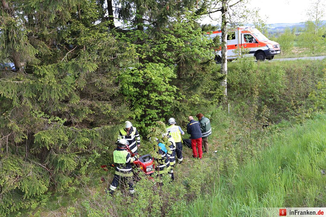 Motorradfahrer kommt von Fahrbahn ab und stuerzt Boeschung hinab