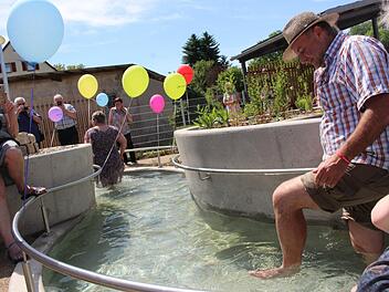 Werner Stöcker testet den Wasserpfad. Foto: Yannick Hupfer