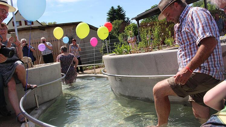 Werner Stöcker testet den Wasserpfad. Foto: Yannick Hupfer
