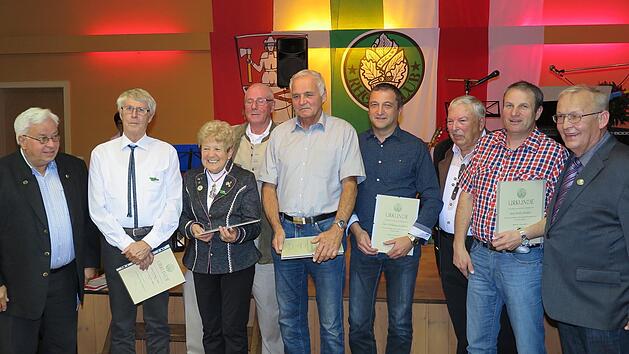 Der Pr&auml;sident des Rh&ouml;nklubs, J&uuml;rgen Reinhardt (von links) &uuml;berreichte Ehrungen an: Hermann T&uuml;rk und Hedi Beck (beide Gr&uuml;nes Band der Rh&ouml;n), 2. Vorsitzender Ottmar Bohn, Dieter Gundelach und Wolfgang Kleinheinz (beide 25 Jahre), Vorsitzender Wilfried Donner, Guido Donner (25 Jahre) und Conny Tripp, amtierender Vorsitzender der Saale-Sinn-Region.Regina Rinke
