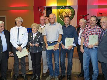 Der Präsident des Rhönklubs, Jürgen Reinhardt (von links) überreichte Ehrungen an: Hermann Türk und Hedi Beck (beide Grünes Band der Rhön), 2. Vorsitzender Ottmar Bohn, Dieter Gundelach und Wolfgang Kleinheinz (beide 25 Jahre), Vorsitzender Wilfried Donner, Guido Donner (25 Jahre) und Conny Tripp, amtierender Vorsitzender der Saale-Sinn-Region.Regina Rinke
