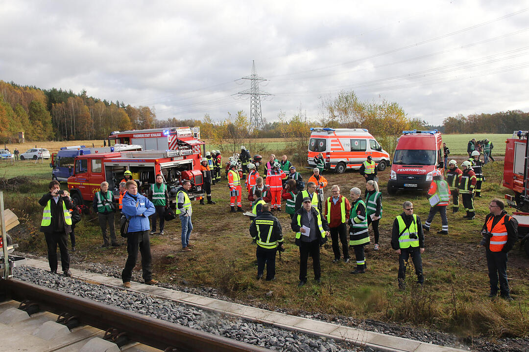 Coburg: Üben für den Ernstfall – Rettungskräfte und Statisten stellen ICE-Katastrophe nach