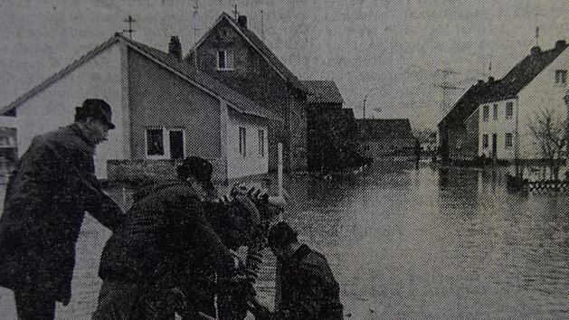 Mit Schlauchbooten wurden Einwohner gerettet. Andreas Welz (Repro)