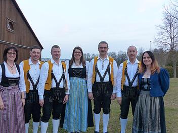 Unser Foto zeigt (von links) Renate Haag, Michael Mangold, Alexander Krug, Jessica Fuß, Wolfgang Then und Peter Mangold sowie Birgit Döhler . Manfred Mellenthin