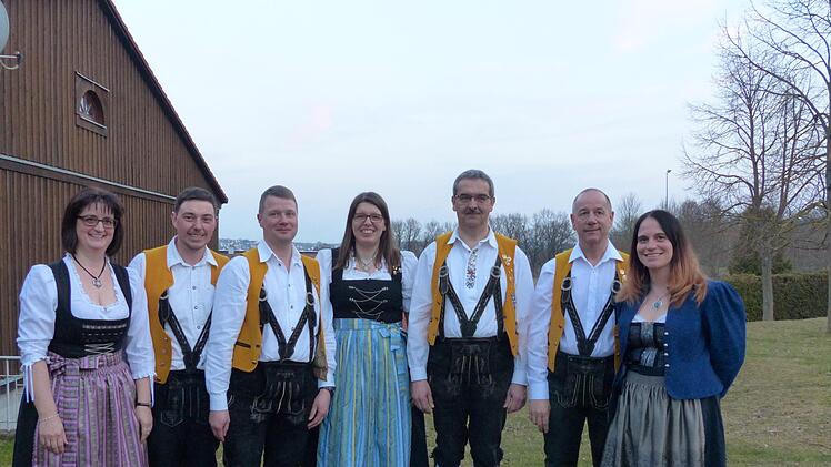 Unser Foto zeigt (von links) Renate Haag, Michael Mangold, Alexander Krug, Jessica Fuß, Wolfgang Then und Peter Mangold sowie Birgit Döhler . Manfred Mellenthin