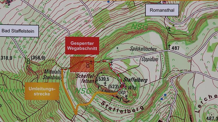 Wanderer, die von Bad Staffelstein aus auf den Staffelberg laufen, werden wegen der archäologischen Grabung und dem Zangentorbau über andere Wege zum Gipfel geleitet.Matthias Einwag